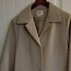 Beautifully tailored coat in Ecru.size 1x REDUCED!